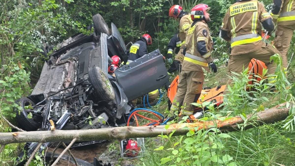 Tragedia w Płocku. Samochód spadł z wiaduktu, dwie osoby nie żyją