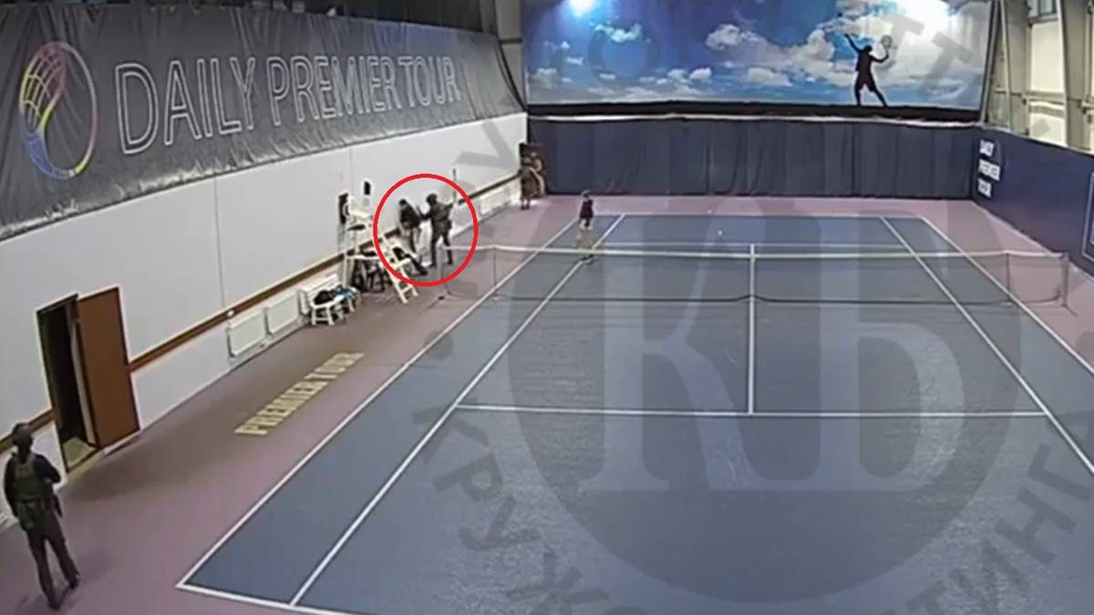 Grupa antyterrorystów otacza tenisistki i sędziego na korcie tenisowym.