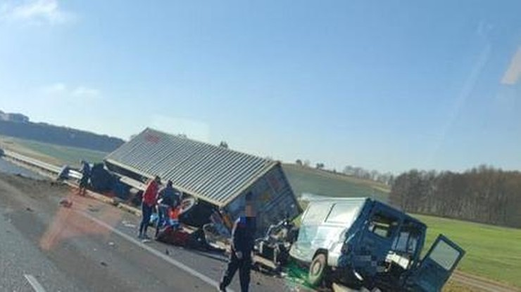 Warmińsko-mazurskie. Śmiertelny wypadek na S7. Ciężarówka wjechała w busa