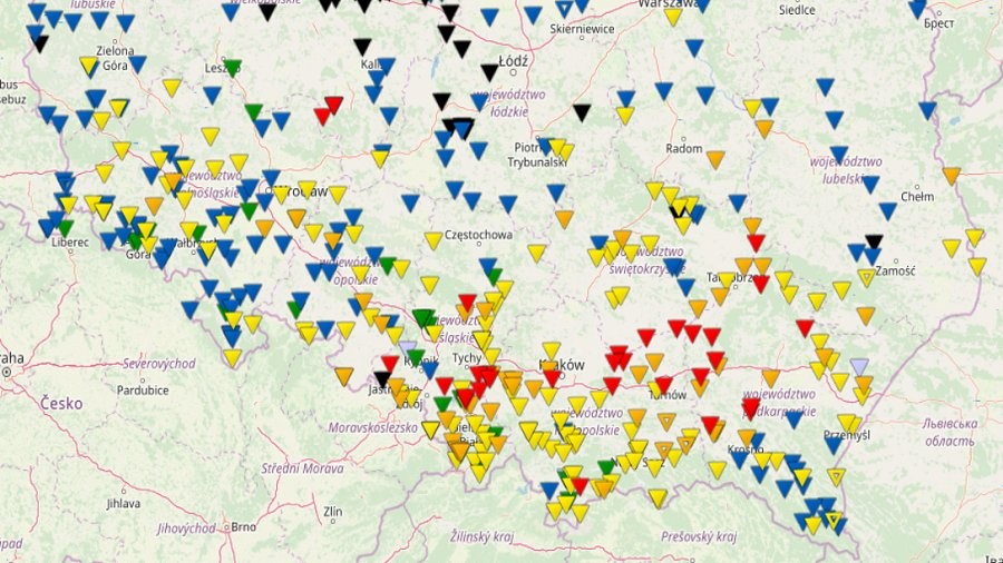 Aktualny stan wód w rzekach południowej Polski. Trójkąty czerwone - przekroczenia stanów alarmowych, trójkąty pomarańczowe - przekroczenia stanów ostrzegawczych, trójkąty żółte - stany wysokie, trójkąty niebieskie - stany średnie. Fot. Monitor IMGW.