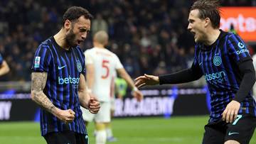 Dw&oacute;ch piłkarzy Interu Mediolan cieszy się po zdobytej bramce na tle innych zawodnik&oacute;w i trybun.