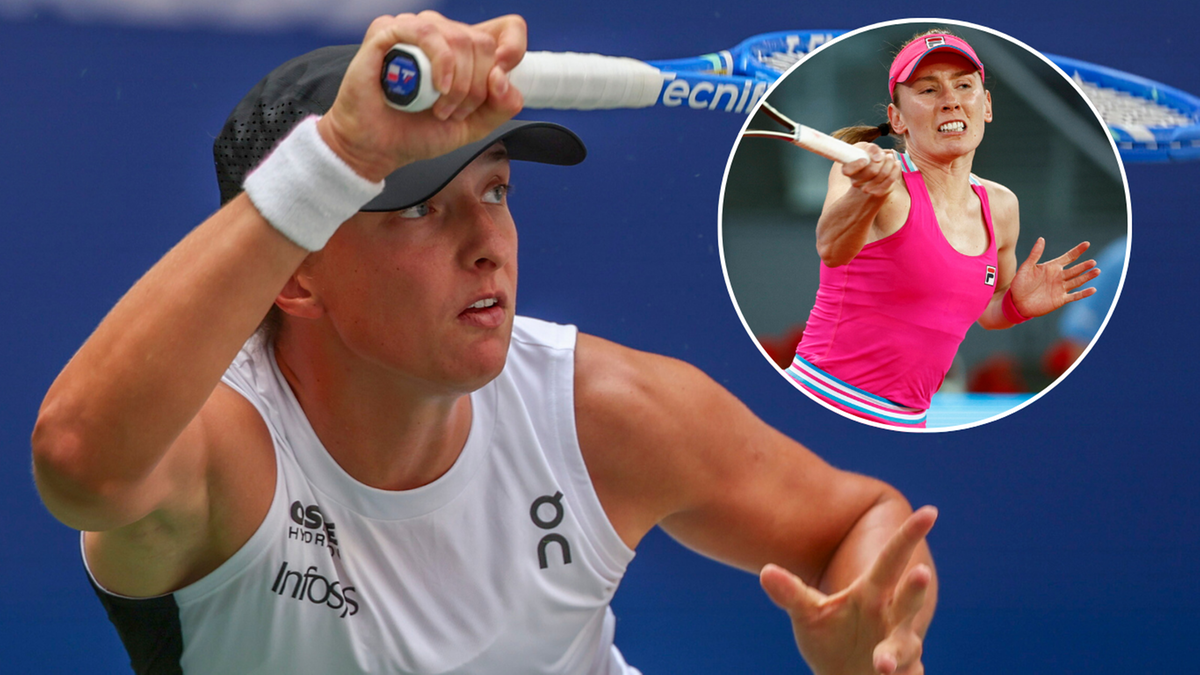 Iga Świątek podczas uderzenia piłki rakietą tenisową, w tle zdjęcie ekranowe jej potencjalnej rywalki na US Open.