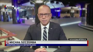 Michał Szczerba, euro poseł Koalicji Obywatelskiej, w ciemnym garniturze i krawacie, siedzi przed kamerą w studio telewizyjnym.