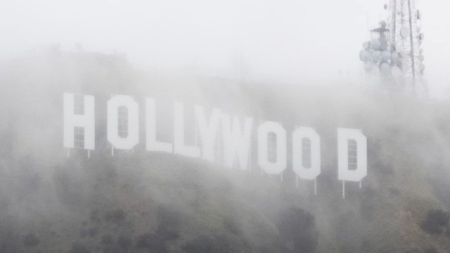 Słynny napis "Hollywood" w Los Angeles spowity chmurami śniegowymi. Fot. YouTube / Guardian News.