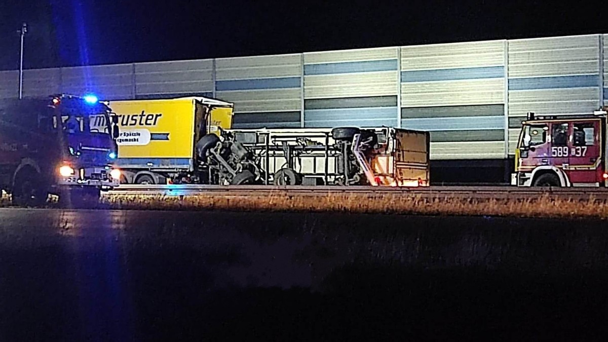 Mąkolice. Wypadek na autostradzie A1. Samochód ciężarowy uderzył w tył innej ciężarówki