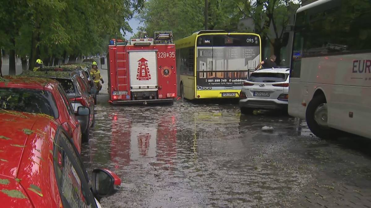 Gniezno sparaliżowane. Kobieta utknęła w zalanym samochodzie