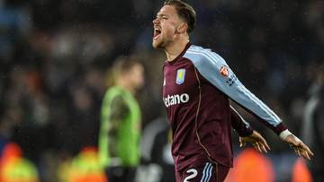 Piłkarz Aston Villi w akcji, z wykrzywioną z emocji twarzą.