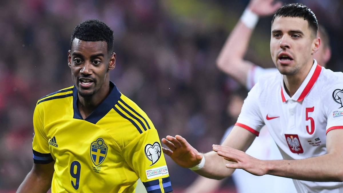 Dwóch piłkarzy podczas meczu piłki nożnej, jeden w żółtej koszulce z numerem 9 i herbem Szwecji, drugi w białej koszulce z numerem 5 i godłem Polski.