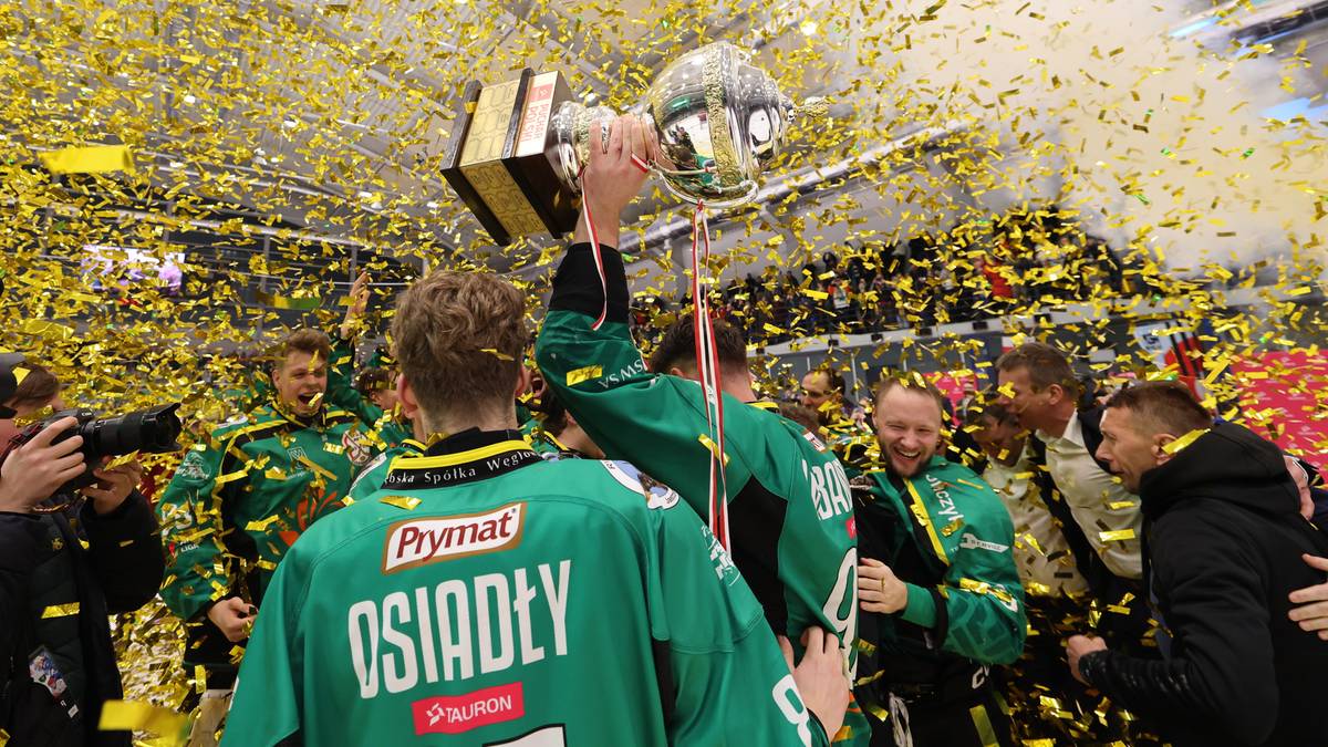 Drużyna hokejowa JKH GKS Jastrzębie świętuje zdobycie Pucharu Polski z trofeum w rękach pod gradem konfetti.