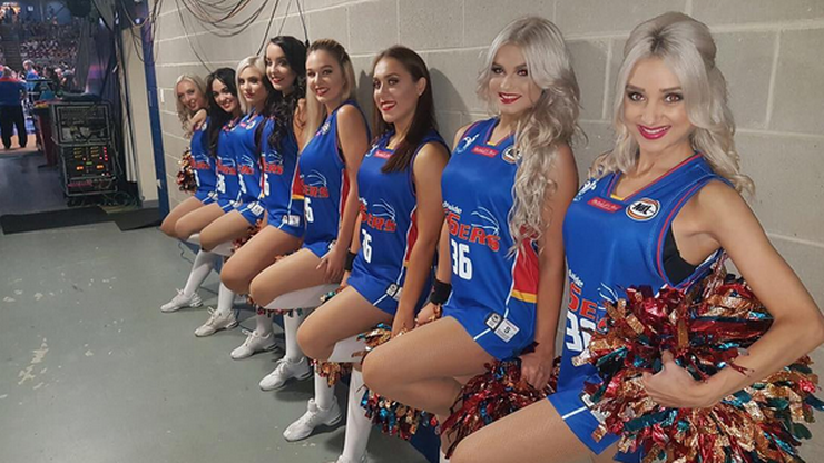 Cheerleaderki Adelaide 36ers stracą pracę? "Nie są przyjazne rodzinie"