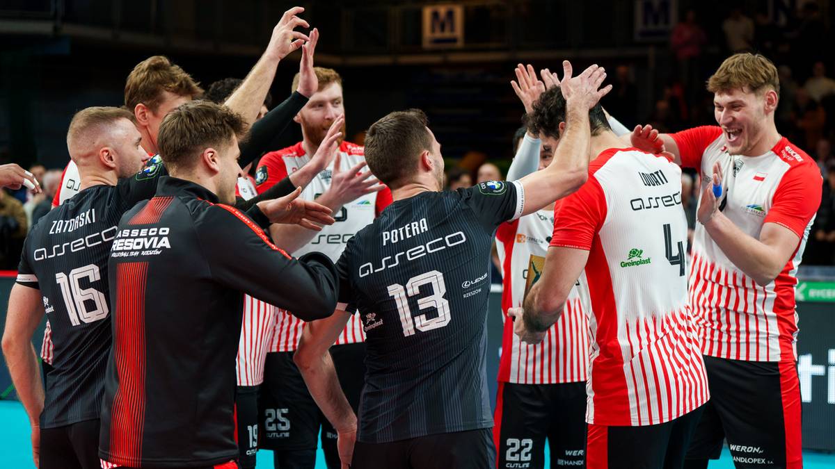 Grupa siatkarzy w akcji, świętująca sukces na boisku.