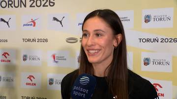 Natalia Bukowiecka podczas wywiadu z mikrofonem Polsat Sport, na tle ścian z logo "Miasto Toruń 2026".