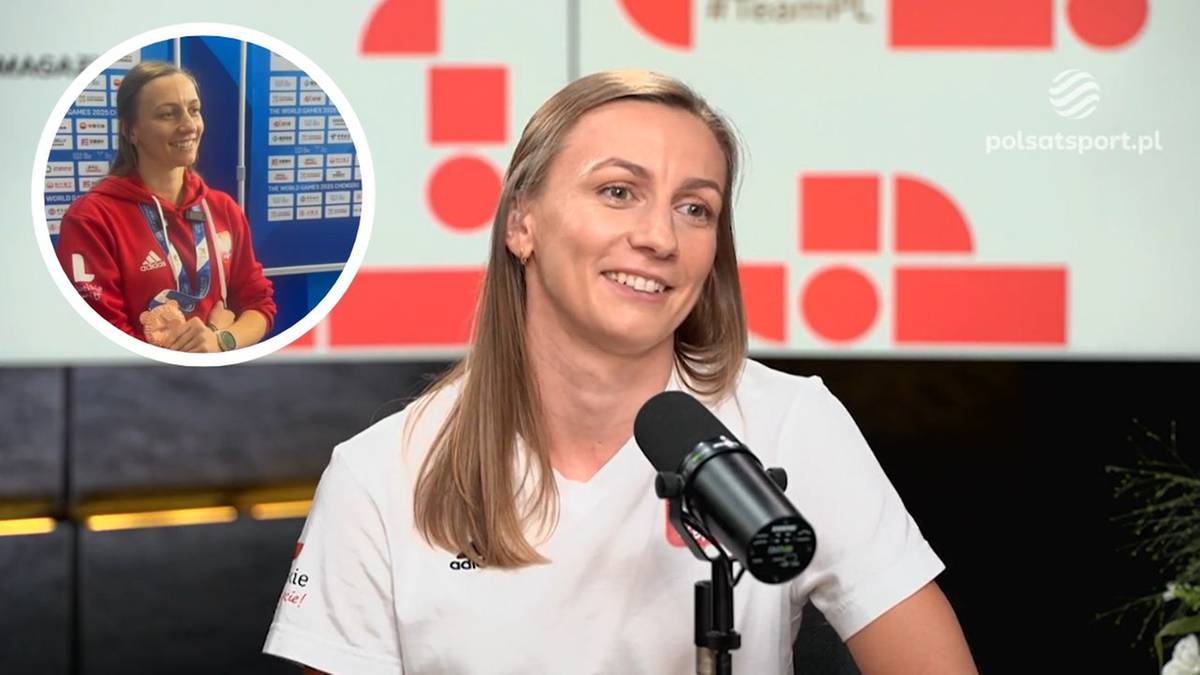 Uśmiechnięta kobieta z brązowym medalem na szyi, siedząca przed mikrofonem, z jej zdjęciem w okręgu po lewej stronie.