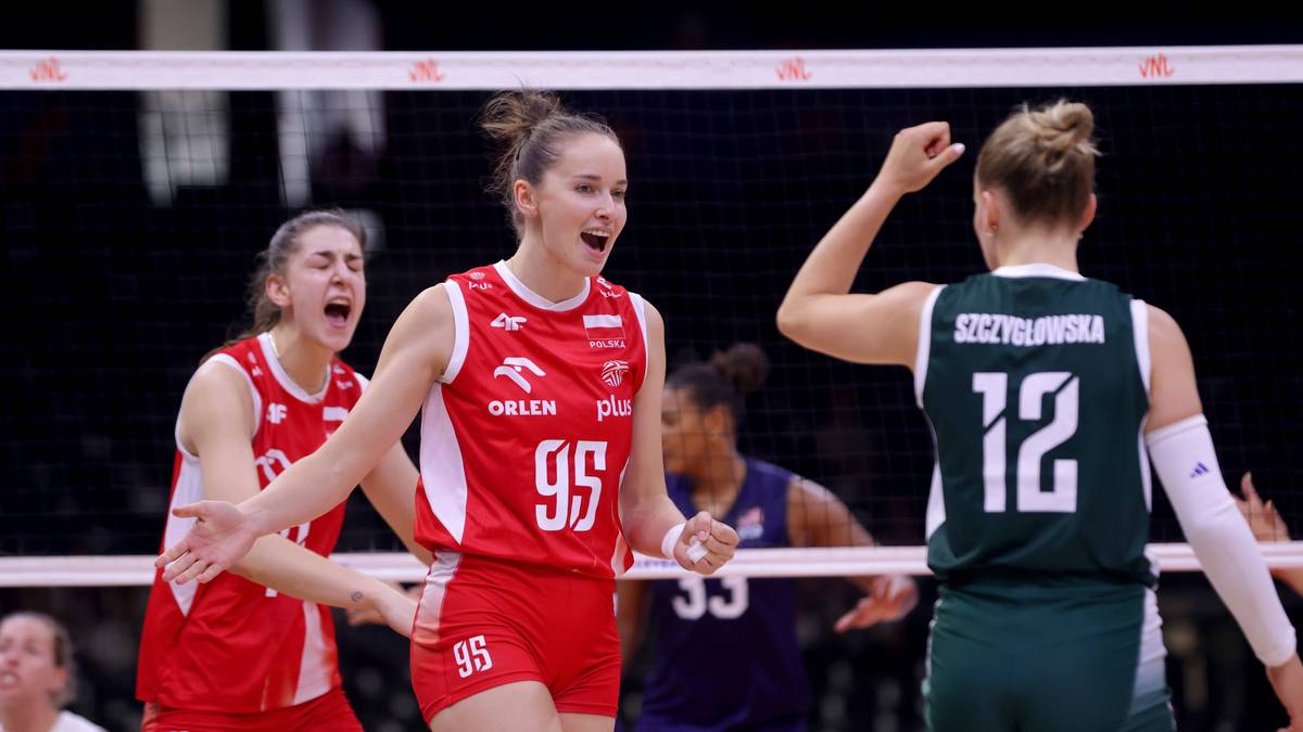 Siatkarki w czerwonych strojach cieszą się po udanej akcji. Jedna z nich, numer 95, patrzy w stronę koleżanki z drużyny, która odwrócona plecami, ma na koszulce numer 12.