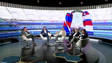 Pięciu mężczyzn siedzi na krzesłach w studio telewizyjnym, dyskutując. W tle znajduje się duży ekran z napisem "PUCHAR TYTUŁU DRUŻYN" oraz logo "PUCHAR POLSKI".