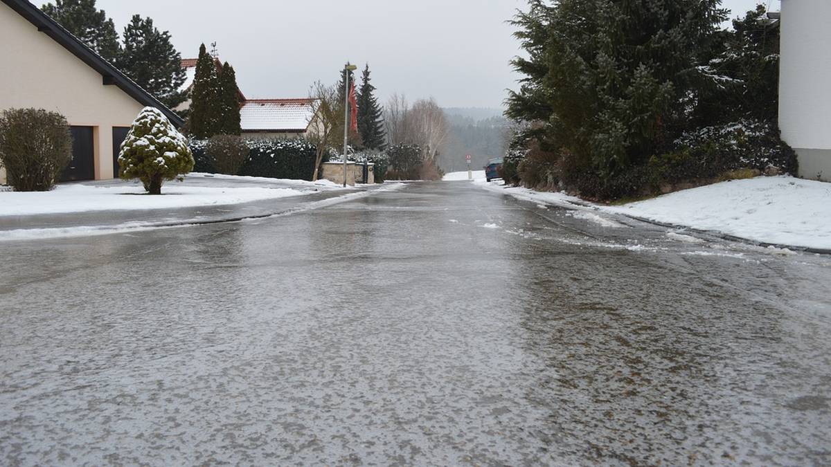 Deszcz, śnieg i "szklanka" na drogach. Prognoza na środę