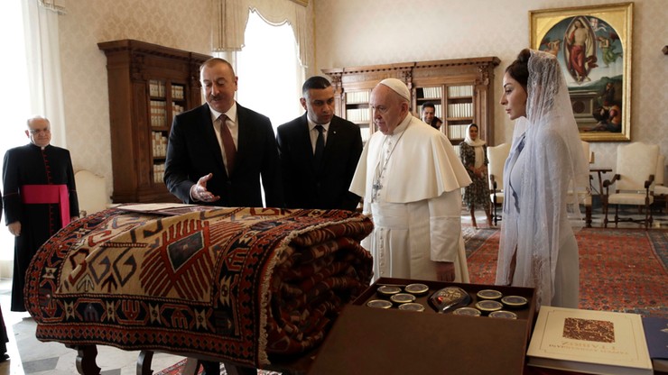 Papież dostał nietypowy prezent od prezydenta Azerbejdżanu