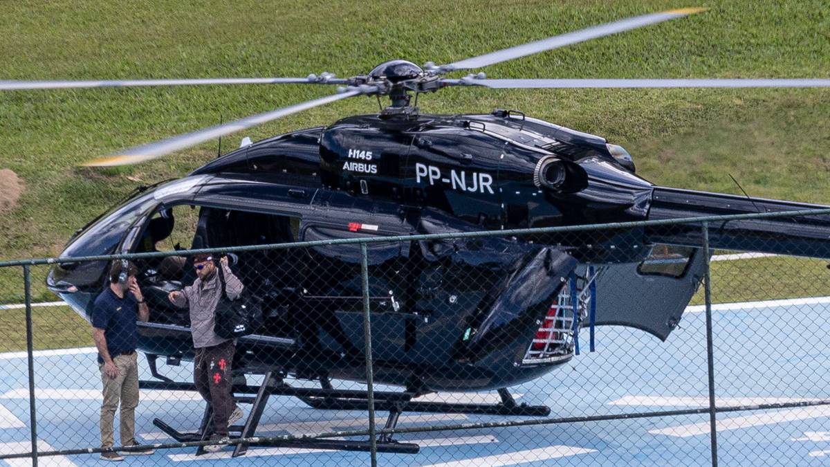 Czarny helikopter z numerem rejestracyjnym PP-NJR na lądowisku.