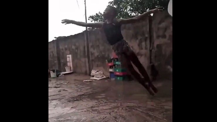 Chłopiec z Nigerii tańczył w błocie, na deszczu. Otrzymał stypendium baletowe w Nowym Jorku [WIDEO]