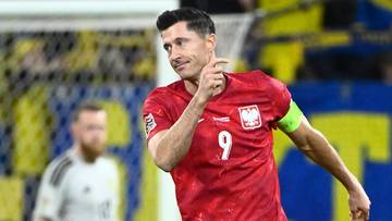 Robert Lewandowski w czerwonej koszulce reprezentacji Polski z numerem 9 na boisku