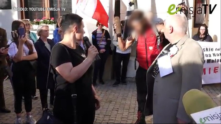 Warszawa: Łukasz K. przyniósł pocisk na zgromadzenie na Krakowskim Przedmieściu. Usłyszał zarzuty