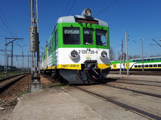 Gabriela Karaś kieruje pociągami różnego typu - od legendarnych EN57 (na zdjęciu), po najnowsze modele