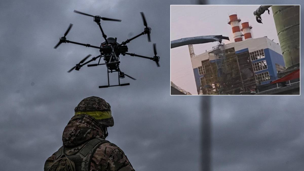 Dron w powietrzu obserwowany przez żołnierza, obok widok budynku przemysłowego.