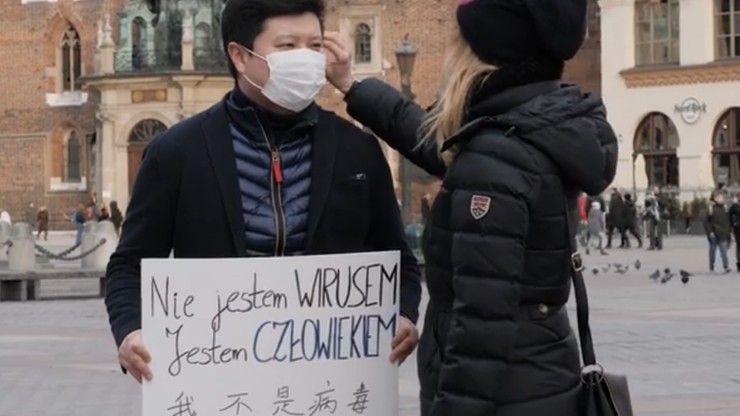"Nie jestem wirusem, jestem człowiekiem". Akcja solidarności z Chińczykami na ulicach Krakowa