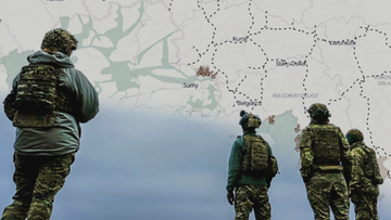 Żołnierze stojący przodem do mapy z zaznaczonymi obszarami przygranicznymi Ukrainy i Rosji.