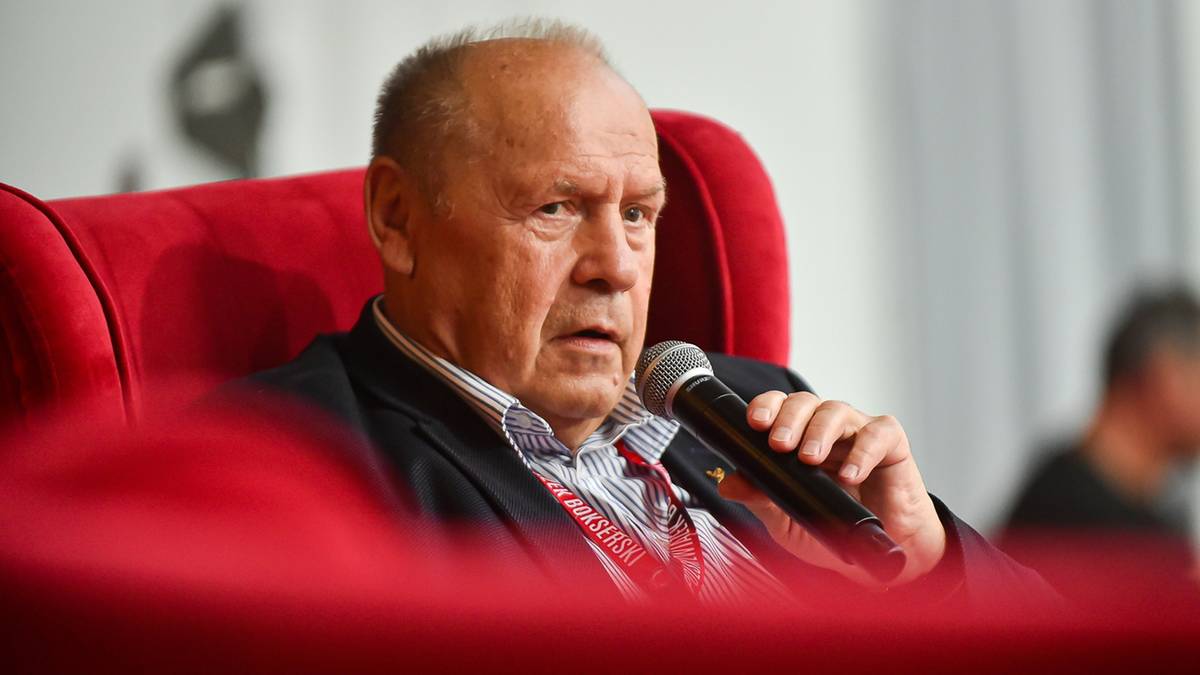 Jerzy Rybicki siedzi na fotelu i m&oacute;wi do mikrofonu.