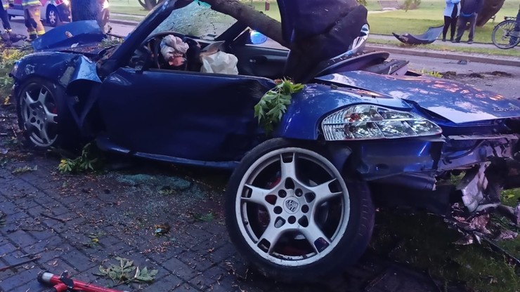Kock. Porsche uderzyło w drzewo. Nie żyje 31-letni kierowca