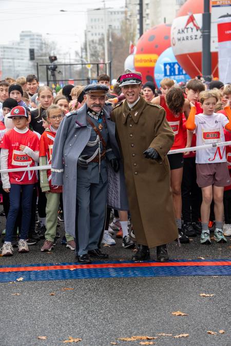 Uczestnicy Biegu Niepodległości w Warszawie w strojach historycznych