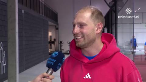 Damian Żurek, zawodnik siatk&oacute;wki, udziela wywiadu do mikrofonu Polsat Sport.