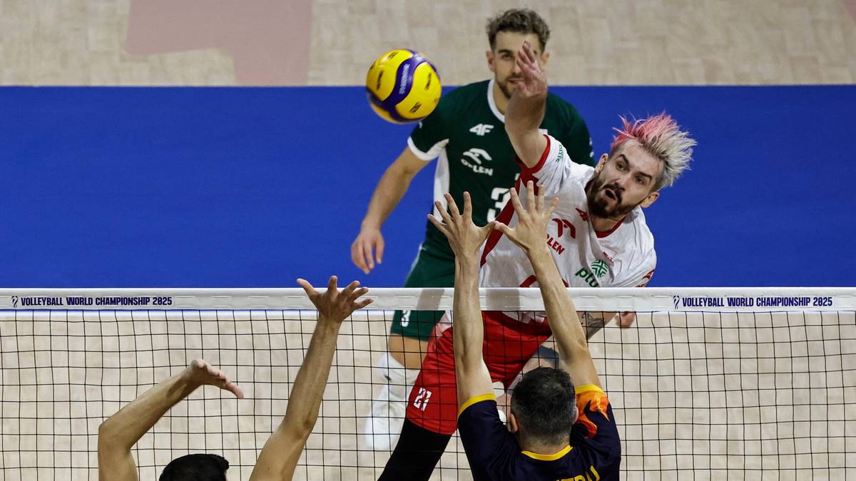 Dwóch siatkarzy w akcji podczas meczu, jeden blokuje piłkę, drugi próbuje ją przyjąć.