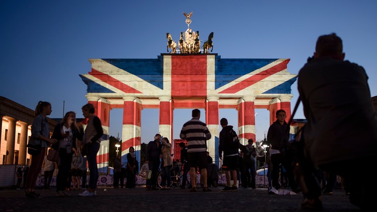 Brama Brandenburska w brytyjskich barwach narodowych. Na znak solidarności po zamachu