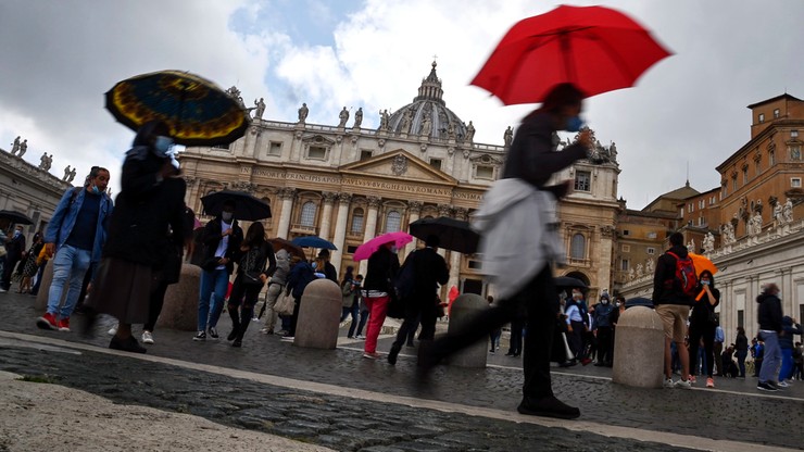 Skandal w Watykanie. Kardynał miał zdefraudować 700 tys. euro i przekupywać świadków