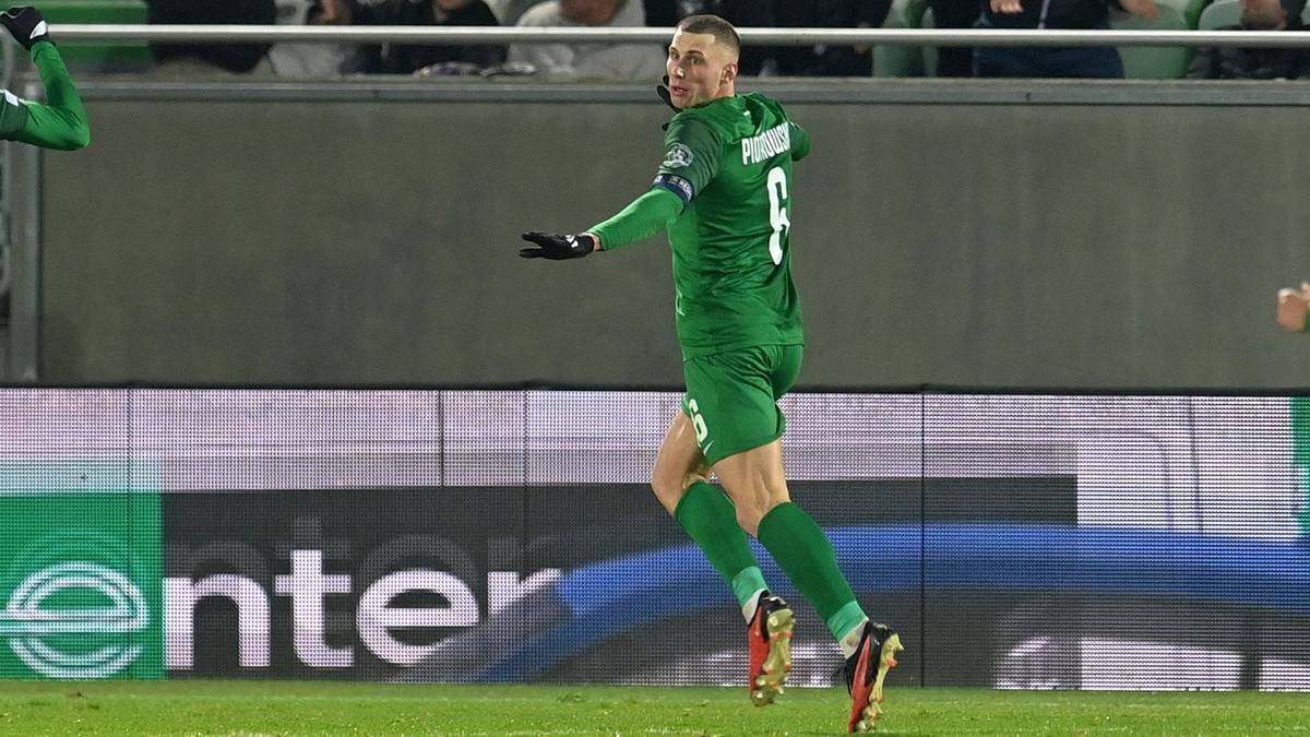 Piłkarz w zielonej koszulce z numerem 8, świętujący bramkę.