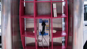 Włochy: mini-biblioteka w budce telefonicznej