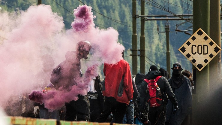 Gwałtowne starcia z anarchistami na granicy włosko-austriackiej. 18 rannych policjantów