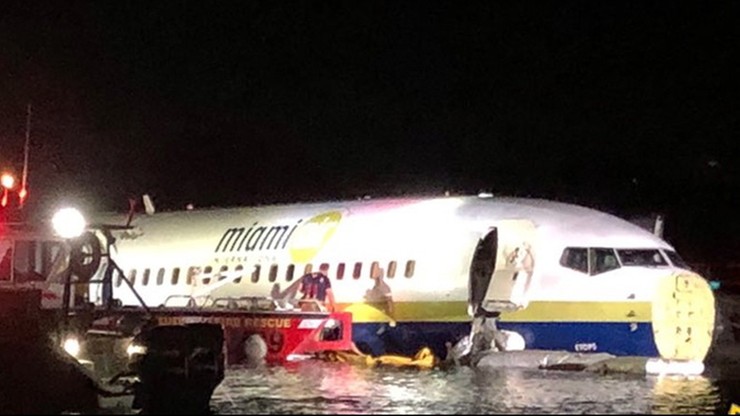 USA: samolot wpadł do rzeki. Na pokładzie ponad 140 osób