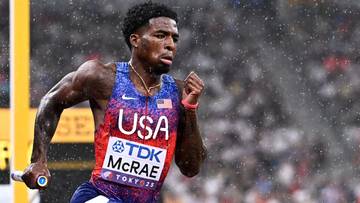 Dw&oacute;ch lekkoatlet&oacute;w w wyścigu sztafetowym, jeden z nich to McRae reprezentujący USA.