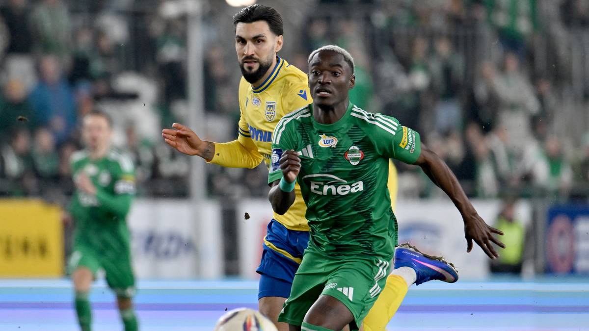 Piłkarze Radomiaka Radom i Arki Gdynia rywalizujący o piłkę na boisku.