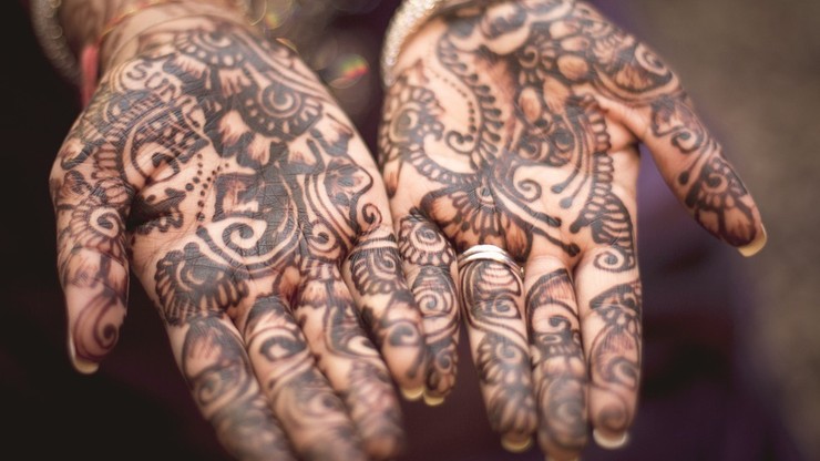 Groźne "tymczasowe tatuaże" czarną henną - ostrzega sanepid