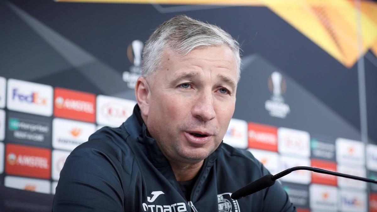 Dan Petrescu podczas konferencji prasowej
