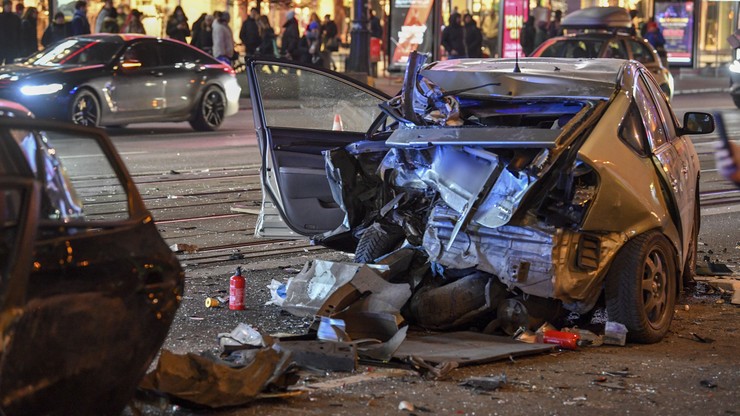 Zniszczone auto po karambolu w Warszawie
