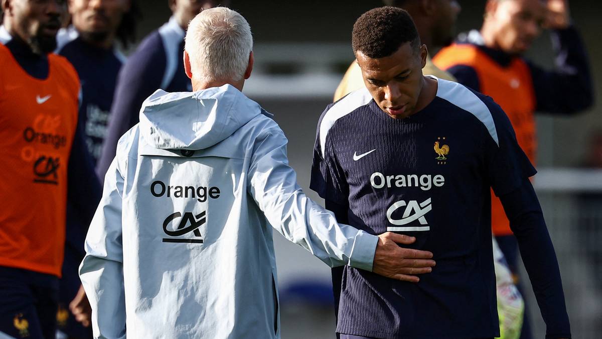 Trener reprezentacji Francji w piłce nożnej rozmawia z Ousmane Demb&eacute;l&eacute; podczas treningu.