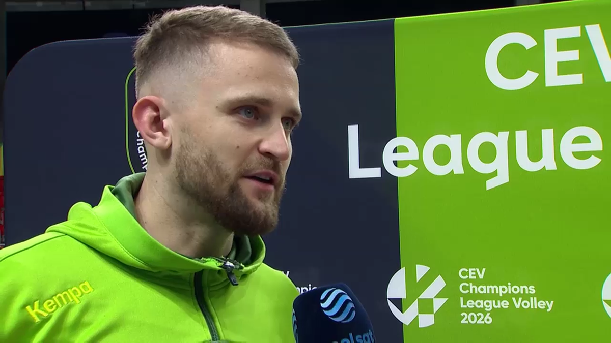 Portret mężczyzny w zielonej bluzie, m&oacute;wiącego do mikrofonu z logiem Polsatu. W tle widoczne napisy CEV League.