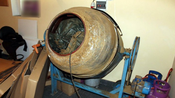 Betoniarka do mieszania tytoniu i ponad 340 kg krajanki. Zlikwidowano nielegalną wytwórnię papierosów