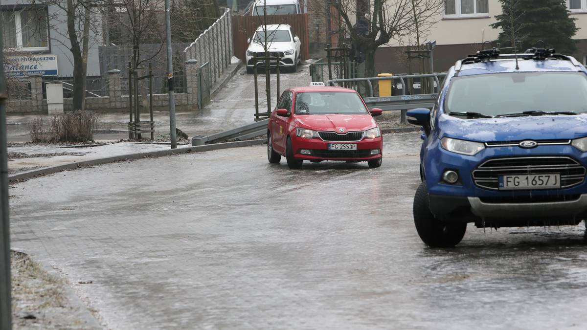 Niebezpieczna pogoda w Polsce. RCB z apelem o ograniczenie podróży