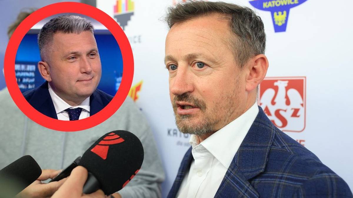 Zbliżenie na mężczyznę w średnim wieku mówiącego do mikrofonu, z mniejszym zdjęciem innego mężczyzny w tle.